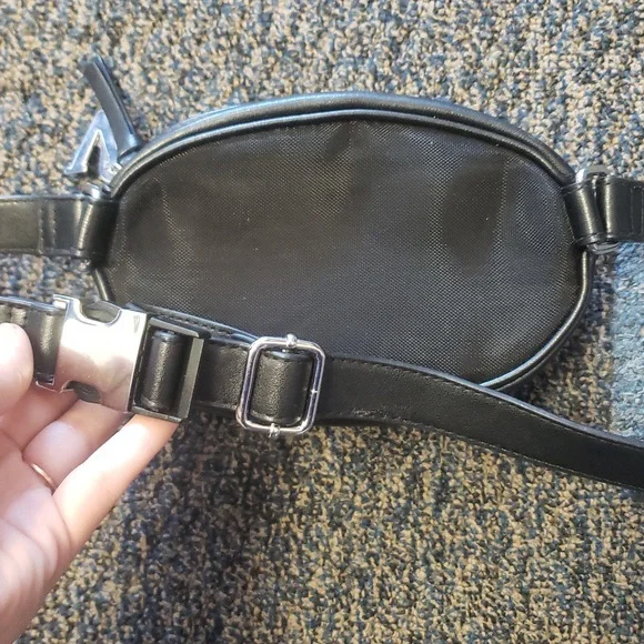 Victoria's Secret Black and White Leaf Print Belt Bag - Picture 4 of 4